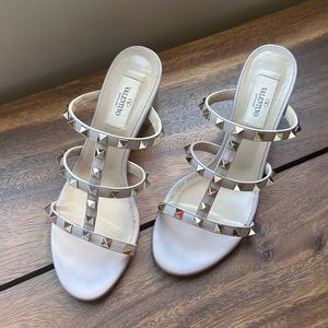 Valentino Garavani Women’s rockstud slides in champagne